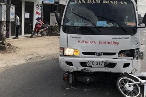Tài xế ngủ gật, xe tải đâm nhiều học sinh bị thương