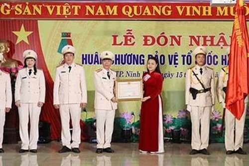 Công an TP Ninh Bình đón nhận Huân chương Bảo vệ Tổ quốc hạng Nhất
