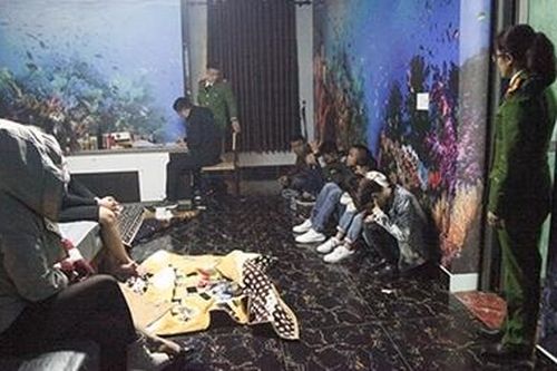 Bắt quả tang 20 thanh niên 'bay lắc' trong nhà nghỉ