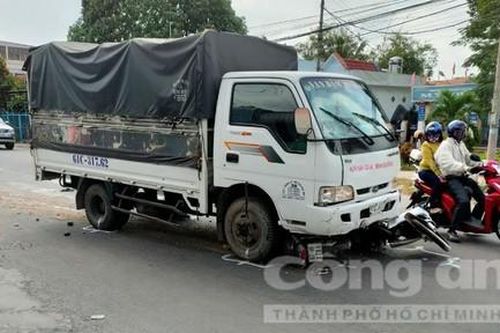 Tài xế xe tải ngủ gật tông nhiều xe máy, 5 học sinh và 1 người dân bị thương