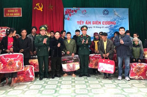 Trao 100 suất quà ''Tết ấm biên cương'' cho người dân xã Na Ngoi (Nghệ An)