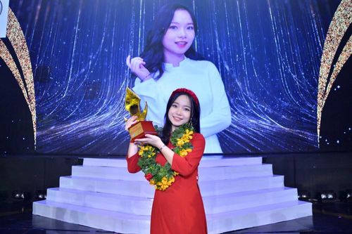 Thể hiện xuất sắc chủ đề 'Tết tròn', nữ sinh 2002 Ngọc Hoa đăng quang Én Vàng Học Đường 2020