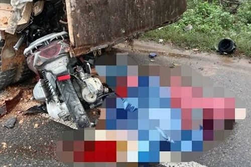 Xe máy đâm vào ôtô, 2 người tử vong tại chỗ