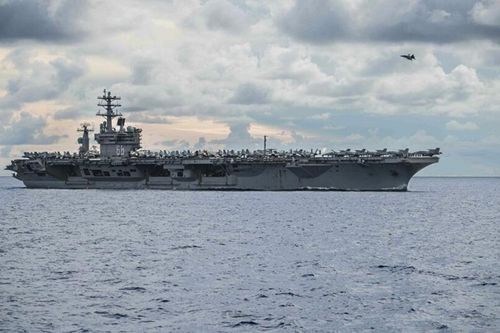 Tên lửa Iran rơi cách tàu sân bay Mỹ 160km