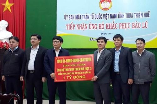 Ninh Bình ủng hộ người dân các tỉnh miền Trung 2 tỷ đồng khắc phục bão lũ
