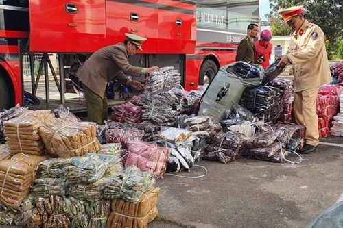 1.000 chiếc váy nữ 'đi xe tải' từ TP HCM về Gia Lai