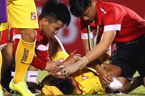 Cầu thủ Thanh Hóa xuất viện với 9 mũi khâu