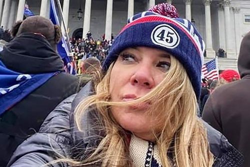 Người tham gia bạo loạn Điện Capitol xin ông Trump ân xá
