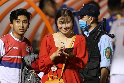 CĐV nữ vượt rào tiếp cận Công Phượng