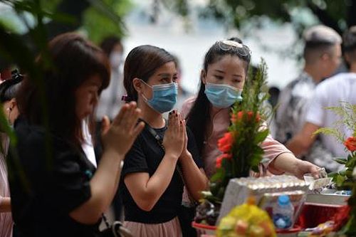 Đi lễ chùa ngày Tết