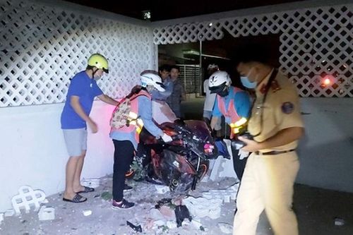 Tai nạn giao thông mới nhất hôm nay 17/1: Xe máy đâm sập tường nhà dân, tài xế tử vong