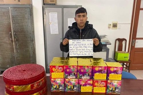 Hà Nội: Tạm giữ nam thanh niên chở 36kg pháo nổ mang bán cho khách trong đêm