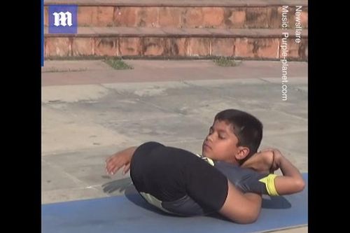 Ngạc nhiên tài uốn dẻo của cậu bé 'thần đồng' yoga 8 tuổi ở Ấn Độ