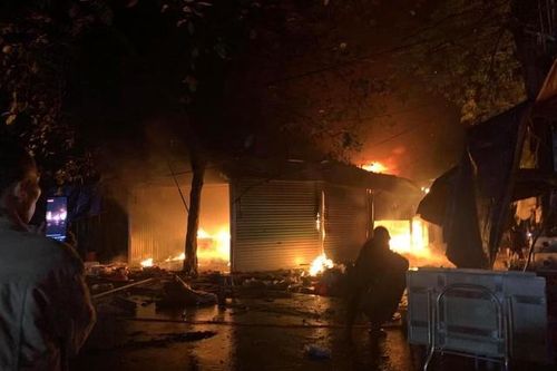 Yên Bái: 5 ki ốt bị thiêu rụi trong đêm