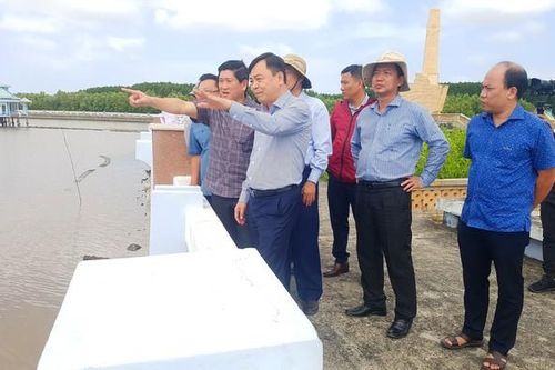 Thứ trưởng Bộ NN-PTNT kiểm tra, thăm hỏi người dân tại xã Đất Mũi