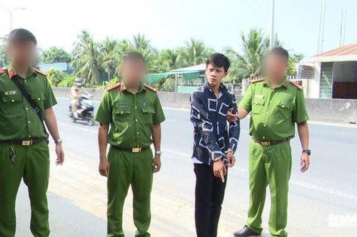 Bắt khẩn cấp tên cướp chuyên dùng dao uy hiếp phụ nữ trên QL1
