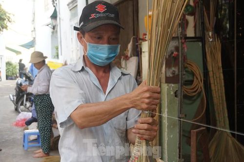 Người Sài Gòn tất bật làm chổi đót bán Tết