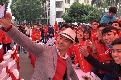 NSƯT Xuân Bắc khuấy động Chủ nhật Đỏ, nhận Bằng khen của Bộ Y tế