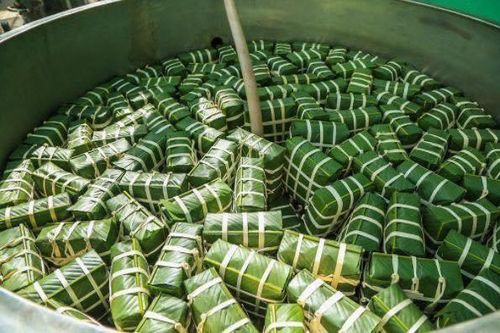 Thị trường ngày 17/1: Nấu bánh chưng thuê đắt hàng dịp cận Tết