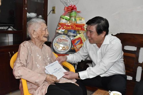 TPHCM dự kiến chi 800 tỷ đồng lo Tết cho người nghèo