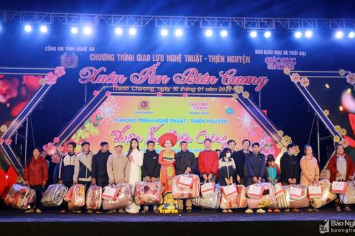 Ấm áp chương trình 'Xuân ấm biên cương' với bà con tái định cư Thanh Chương