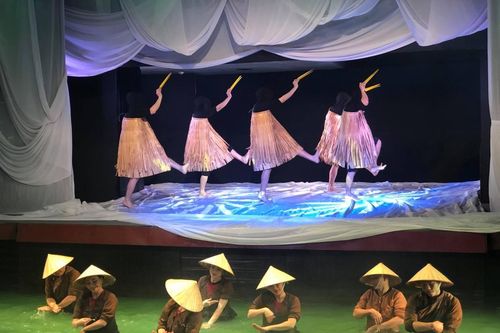 Trải nghiệm văn hóa Việt Nam cùng vở rối thử nghiệm 'Trăng'