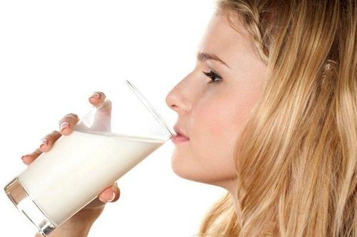 Thấy 8 dấu hiệu này ngừng uống sữa ngay kẻo hối hận