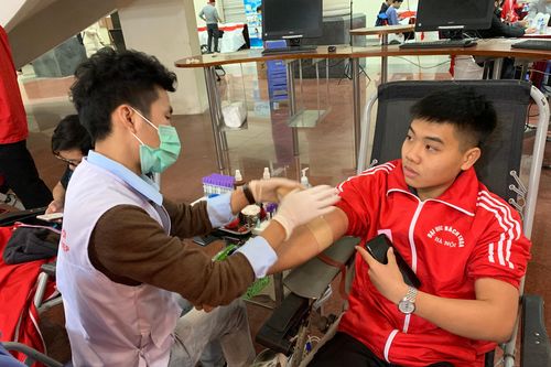 NSƯT Xuân Bắc và Hoa hậu Đỗ Thị Hà tham dự ngày hội hiến máu Chủ nhật Đỏ 2021