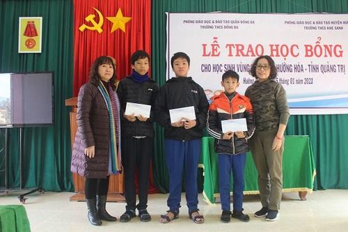 Quảng Trị: Trao học bổng tiếp sức cho học sinh vùng lũ Hướng Hóa
