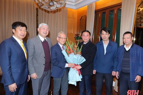 Đồng chí Bí thư Tỉnh ủy Đỗ Trọng Hưng thăm, chúc tết Giáo sư Lê Viết Ly