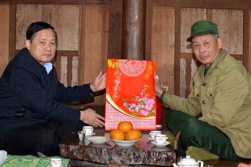 Đồng chí Nguyễn Thế Giang tặng quà gia đình có công và người cao tuổi
