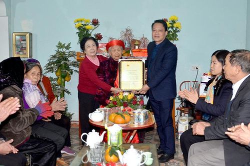 Đồng chí Vân Đình Thảo thăm, tặng quà Tết các gia đình chính sách và chúc thọ người cao tuổi