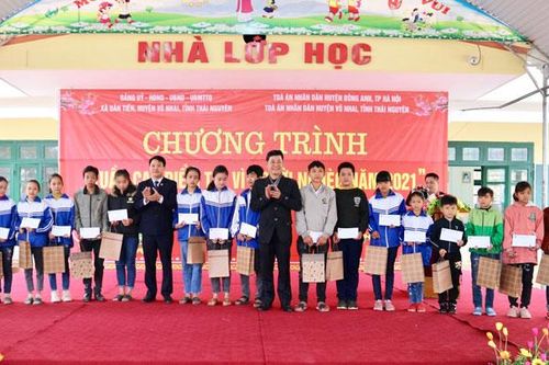 Trao quà cho học sinh nghèo các điểm trường xã Dân Tiến