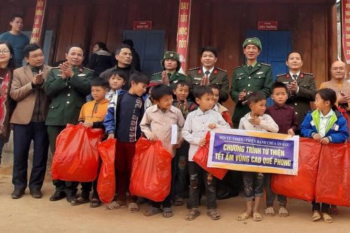 Chùa Ân Hậu trao 500 suất quà cho học sinh vùng biên giới