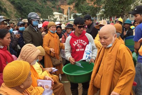 Chư Ni Hệ phái Khất sĩ trao quà tại Quảng Nam