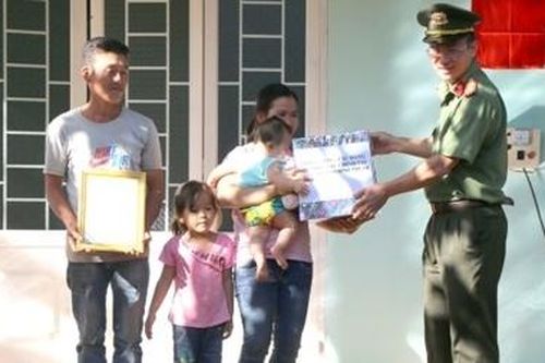 Công an Bình Phước trao tặng nhà tình thương tại huyện Bù Gia Mập