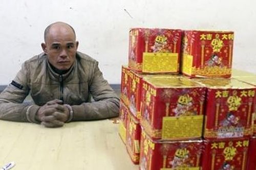 Vận chuyển 35 kg pháo nổ kiếm tiền tiêu Tết