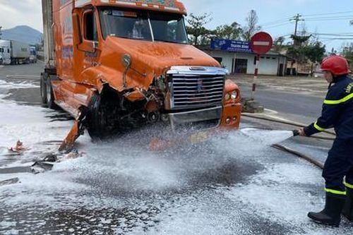 Cảnh sát PCCC kịp thời xử lý dầu chảy tràn khi xe đầu kéo và container tông nhau