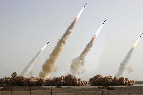 Iran bắn loạt tên lửa đạn đạo cảnh báo tàu sân bay Mỹ ở Ấn Độ Dương