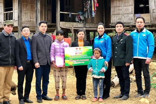 Tuổi trẻ Thủ đô trao tặng hơn 600 suất quà Tết cho thiếu nhi tỉnh Hòa Bình