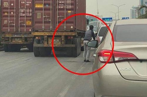 Dừng chờ đèn đỏ, người đàn ông thản nhiên mở cửa xế hộp đứng ra giữa đường... tiểu bậy