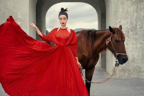 Hoa hậu Đỗ Mỹ Linh gợi ý chọn trang phục áo tứ thân cách điệu cho mùa Tết Tân Sửu