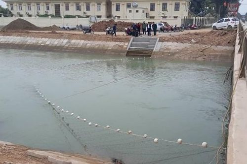 Giăng lưới tìm bé trai mất tích dưới kênh nước