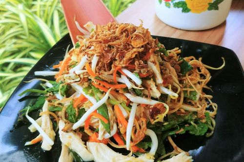 Thưởng thức hương vị món nộm hoa chuối ở Singapore