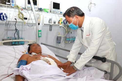 Người đàn ông bị dập nội tạng do tông vào xe tải