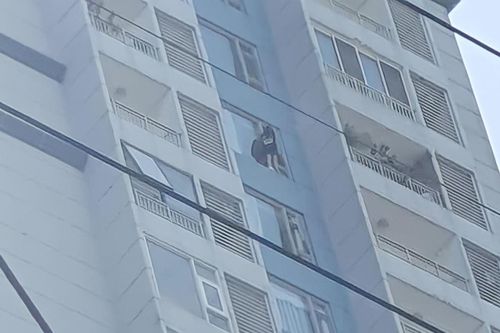 Ngăn cô gái định tự tử từ tầng 15 chung cư ở TP.HCM