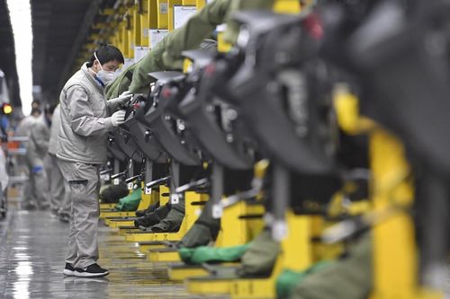 Kinh tế Trung Quốc tăng trưởng năm 2020, nhưng tiêu dùng lao dốc
