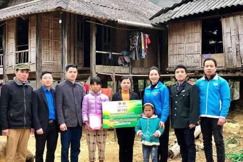 Thành đoàn Hà Nội tặng quà Tết thiếu nhi huyện Mai Châu, tỉnh Hòa Bình