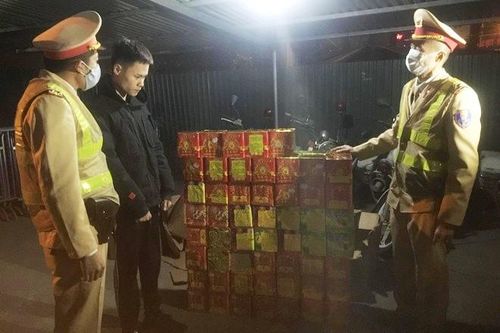 Hà Nội: Bắt giữ nam thanh niên chở 139 hộp pháo nổ trên đường Võ Văn Kiệt
