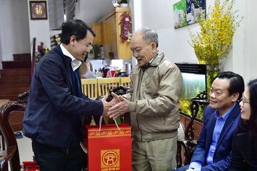 Phó Chủ tịch UBND TP Hà Nội Nguyễn Trọng Đông thăm, tặng quà Tết các gia đình chính sách quận Cầu Giấy